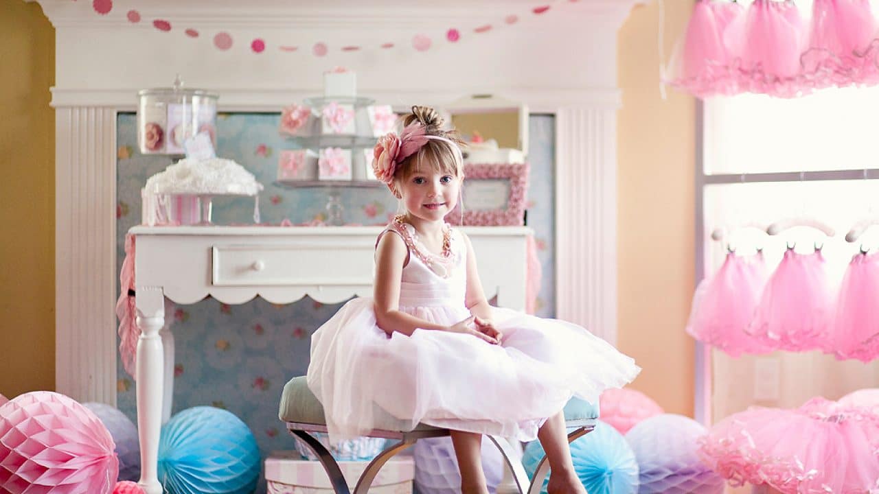 Mẫu trang trí sinh nhật cho bé gái kiêu Alice