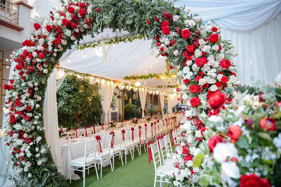 Cổng đám cưới bằng hoa tươi