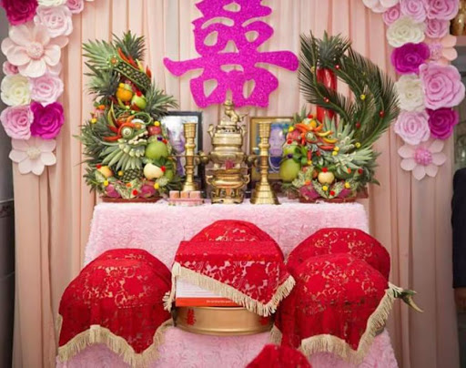 Trang trí phông lễ bàn thờ gia tiên với hoa giấy
