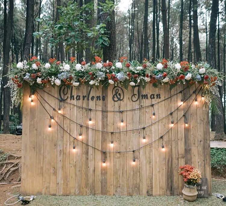 Trang trí Backdrop trên nền gỗ