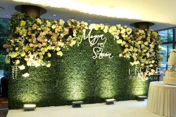 Trang trí Backdrop bằng hoa và lá