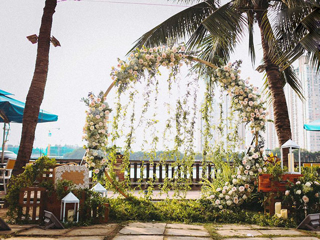 Trang trí backdrop theo các vòng tròn kết hoa.
