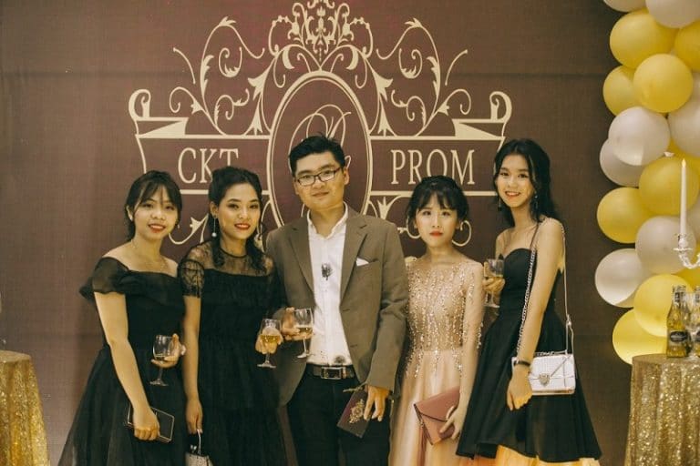 Prom là gì? Định nghĩa về tiệc prom của giới trẻ