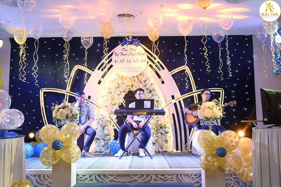 Kiểm tra âm thanh và ánh sáng của buổi tiệc