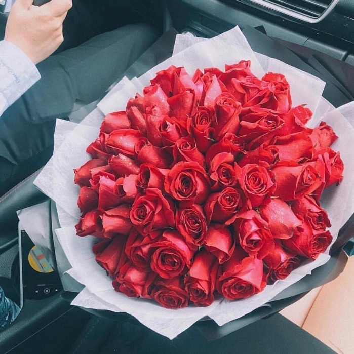 Hoa hồng đỏ tượng trưng cho phút đầu tiên