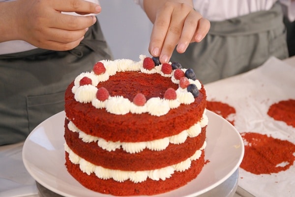 [Hướng dẫn] Trang trí bánh sinh nhật đẹp mắt