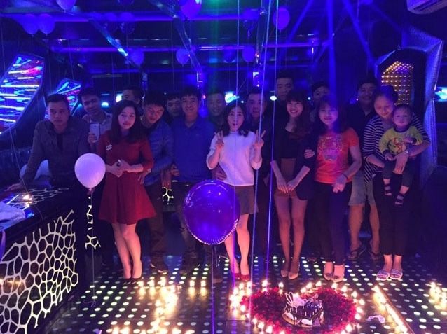 Mọi người thuòng thích dự tiệc sinh nhật trong quán karaoke vào buổi tối hơn