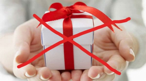 [Giải đáp] Không nên tặng quà gì cho bạn gái vào dịp sinh nhật